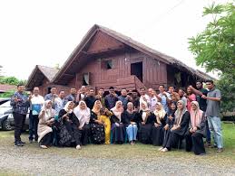 Foto Bersama Perangkat Desa dengan Para Tamu Kunjungan
